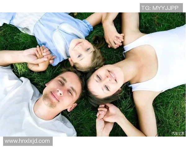 足球明星的孩子们成长的瞬间与他们的父亲母亲之间的温馨时刻分享